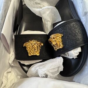 Versace Gold Medusa Nero-Oro Pool Slides Woman’s Sz 7 US / 37.5 EU (DSR262CN)